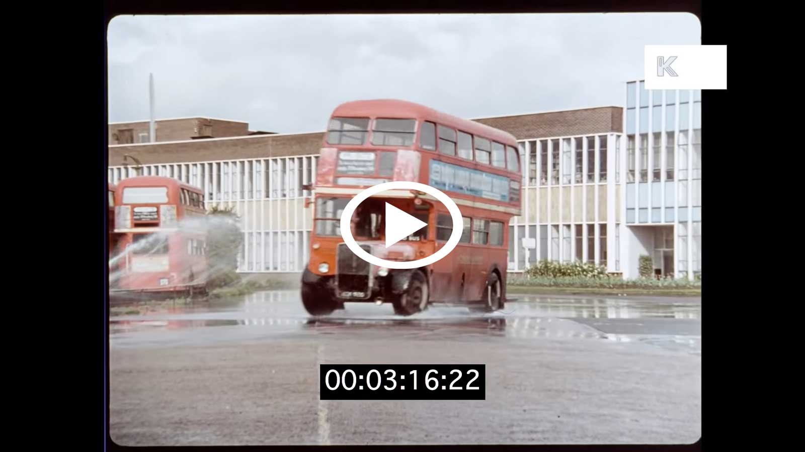 Στο πλάι με διώροφο λεωφορείο [video] 